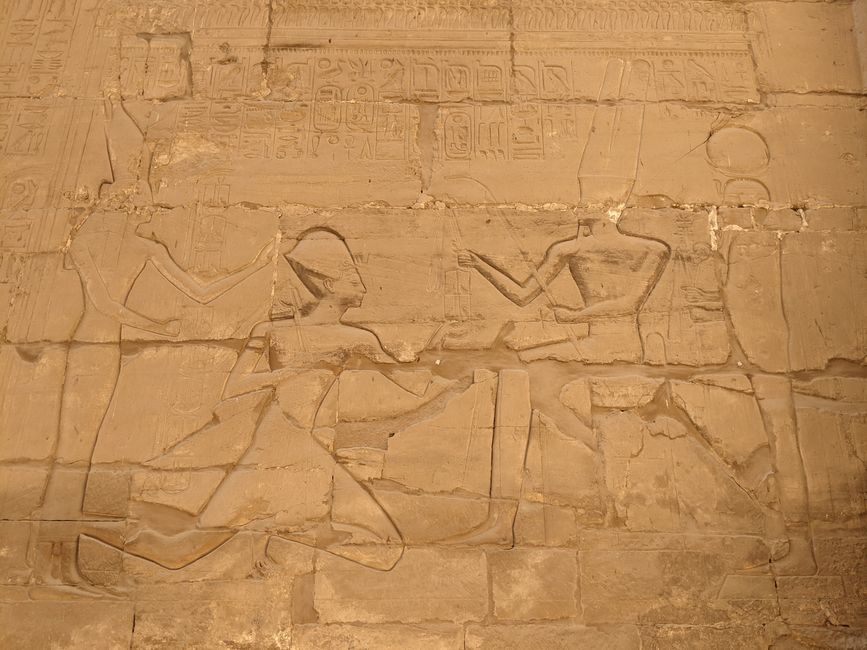 Karnak Tempel: verehrt wurde die heilige Dreieinigkeit. Kommt einem doch bekannt vor...