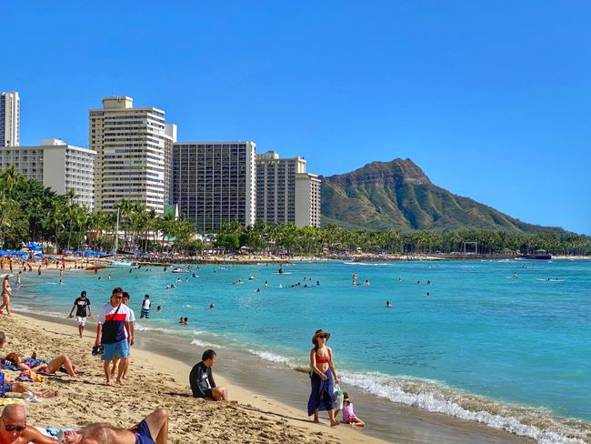 Waikiki Beach mit Diamond Head im Hintergrund. 