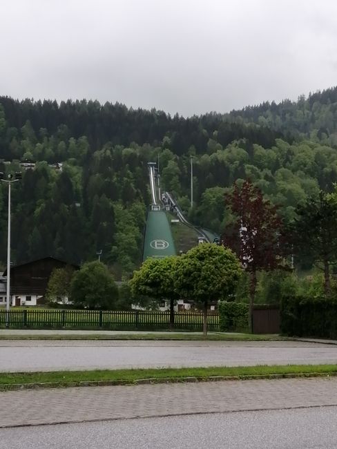 On 13. 05.19 onwards to Bischofsheim. In 0 degrees and snowfall over the Wurzenpass and Katschberg. I stayed overnight directly under the ski jump.