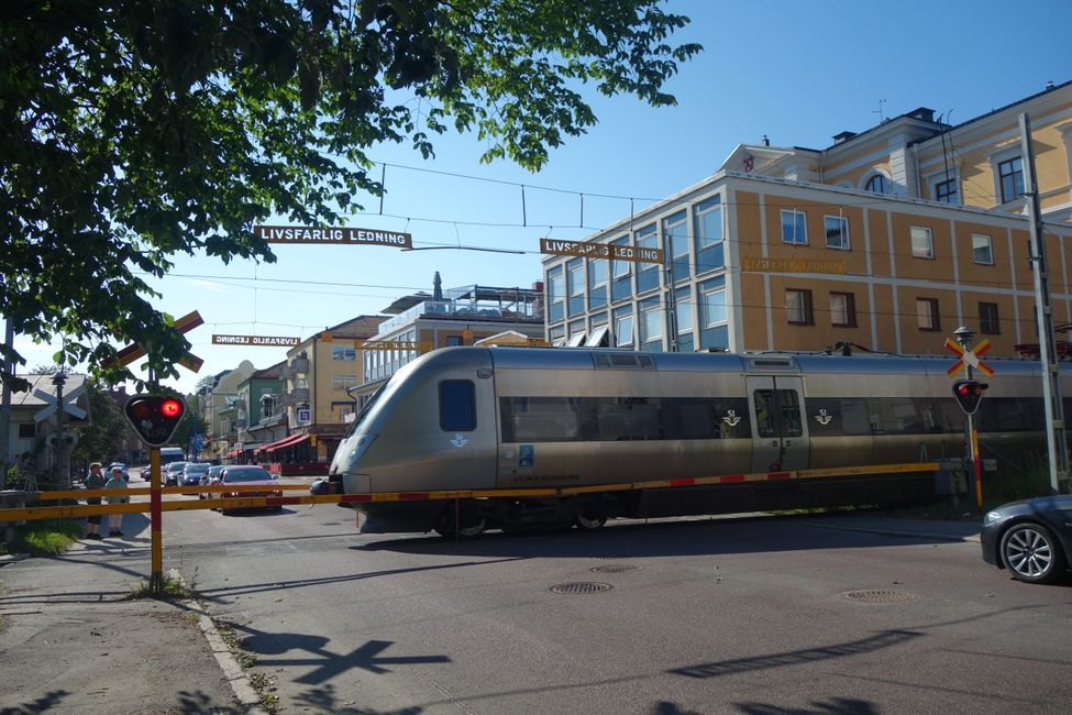 Zug nach Stockholm, Bahnübergang in Hudiksvall