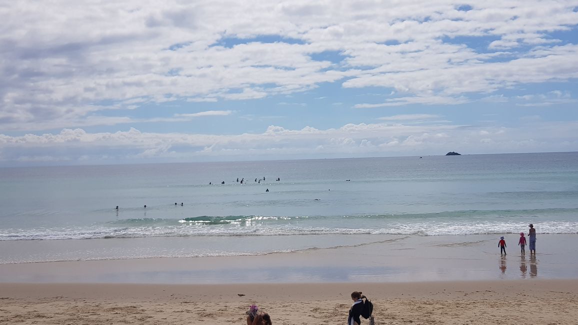 die Surfer warten auf die Welle