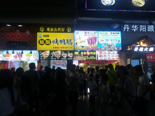 Queue in front of the duck intestine stand 