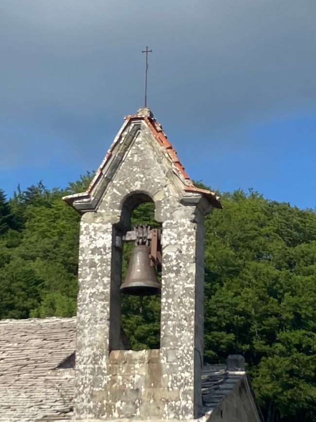 Glocke und Kreuz auf der ersten Kapelle des Klosters