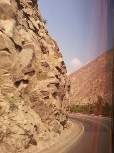 weiter gehts, an steilen Berghaengen entlang ueber Lima...
