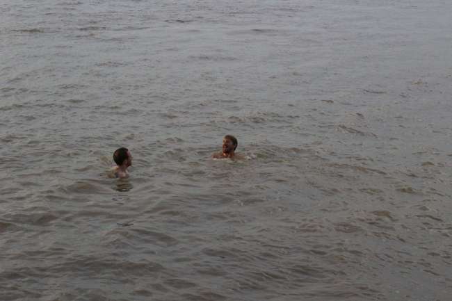 Marius und Alex am Baden im Amazonas-Fluss