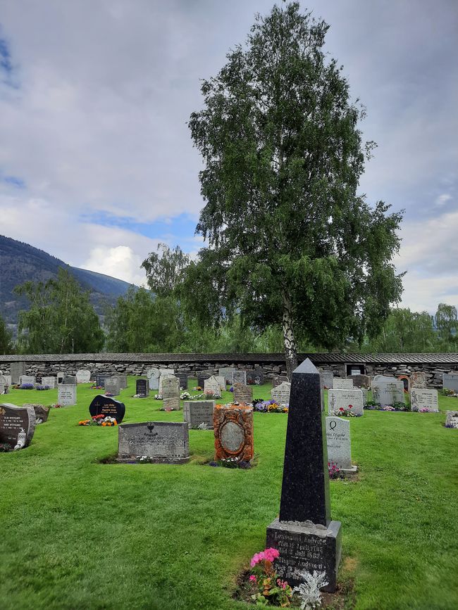 قبرستان اطراف کلیسا