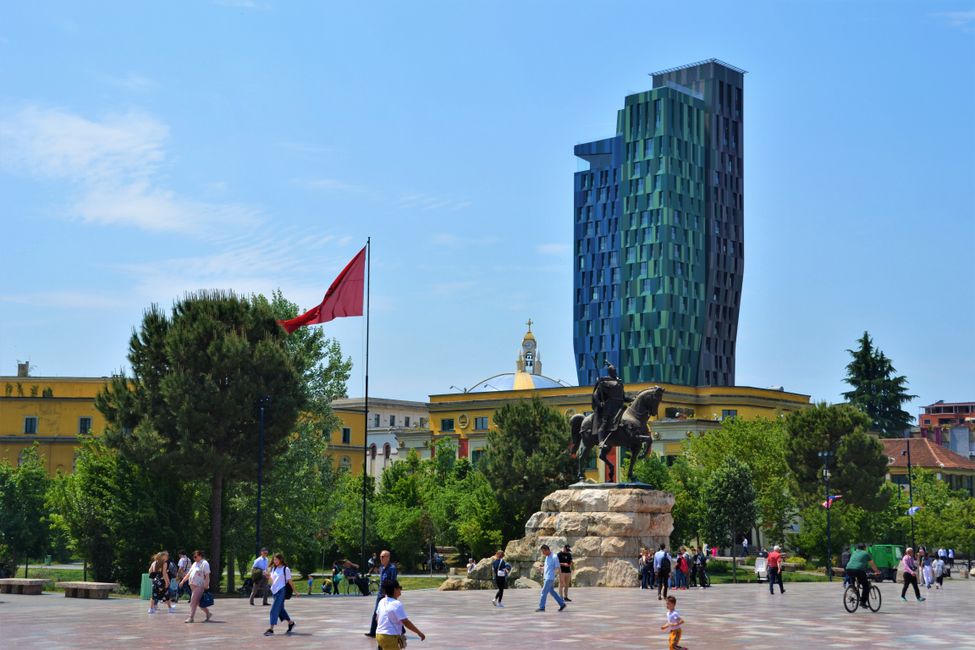 Die Skanderbeg-Statue auf dem Skanderbeg-Platz