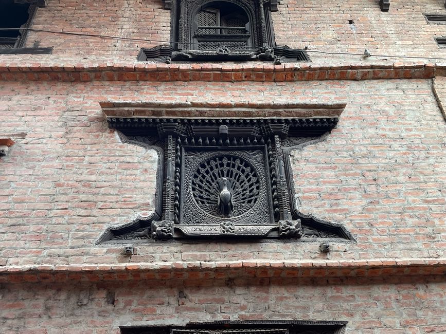 Das berühmte Pfauen-Fenster in Bhaktapur. Ein Beispiel des traditionellen Handwerks. 