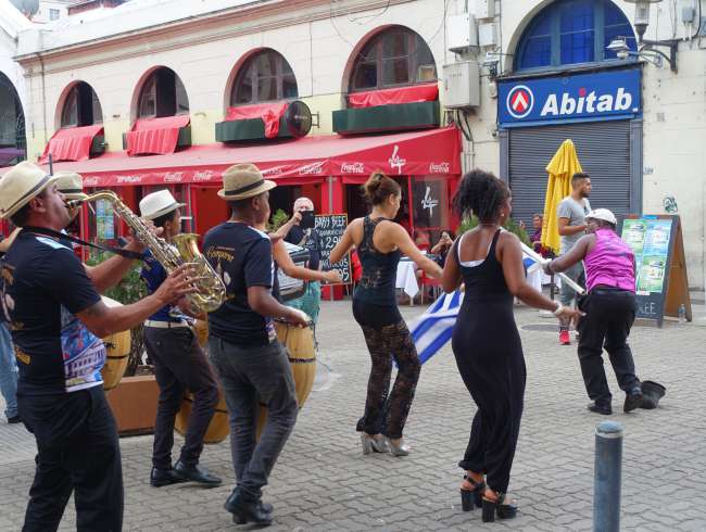 Candombe-Band zieht durch die Straßen