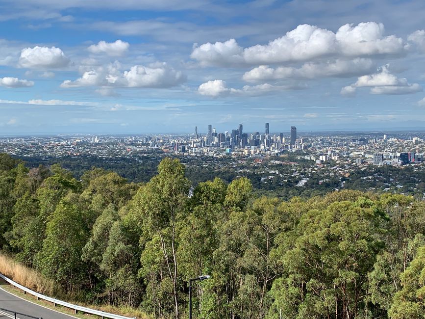 View from Mount Coot-tha over Brisbane and surroundings.
