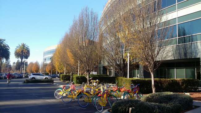 Návšteva ústredia spoločnosti Google v Mountainview v Kalifornii. Návštevníkom sú k dispozícii krásne farebné bicykle Google (G-Bikes), aby mohli preskúmať rozsiahly areál. Tomu hovorím servis! 👍