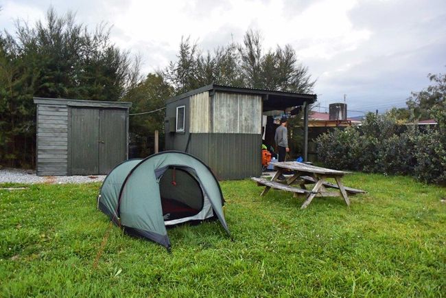 Haben auf einem privaten Campingplatz übernachtet. Heiße Dusche, gratis Wäsche waschen, ganz alleine, frische Beeren im Garten - und das für 10$p.P. !! Ein Traum von Campingplatz :-)