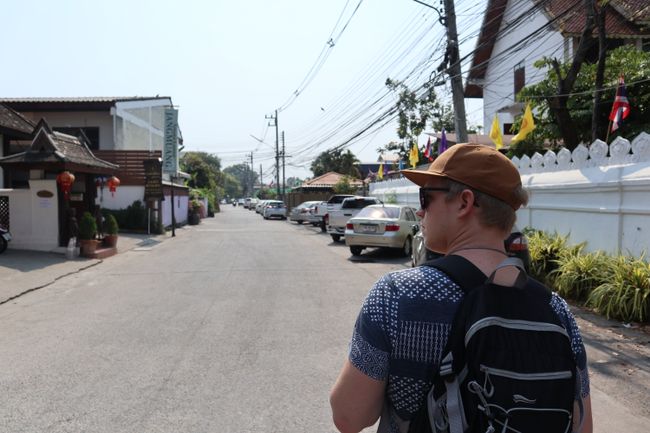 Martin spaziert durch die Straßen von Chiang Mai.