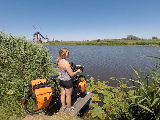 Holland: durch die Ortschaft Gouda, und an vielen Windmühlen vorbei