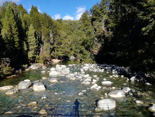 Wanderung zum Cajón del Azul entlang dem Río Azul mit glasklarem, türkisem Wasser