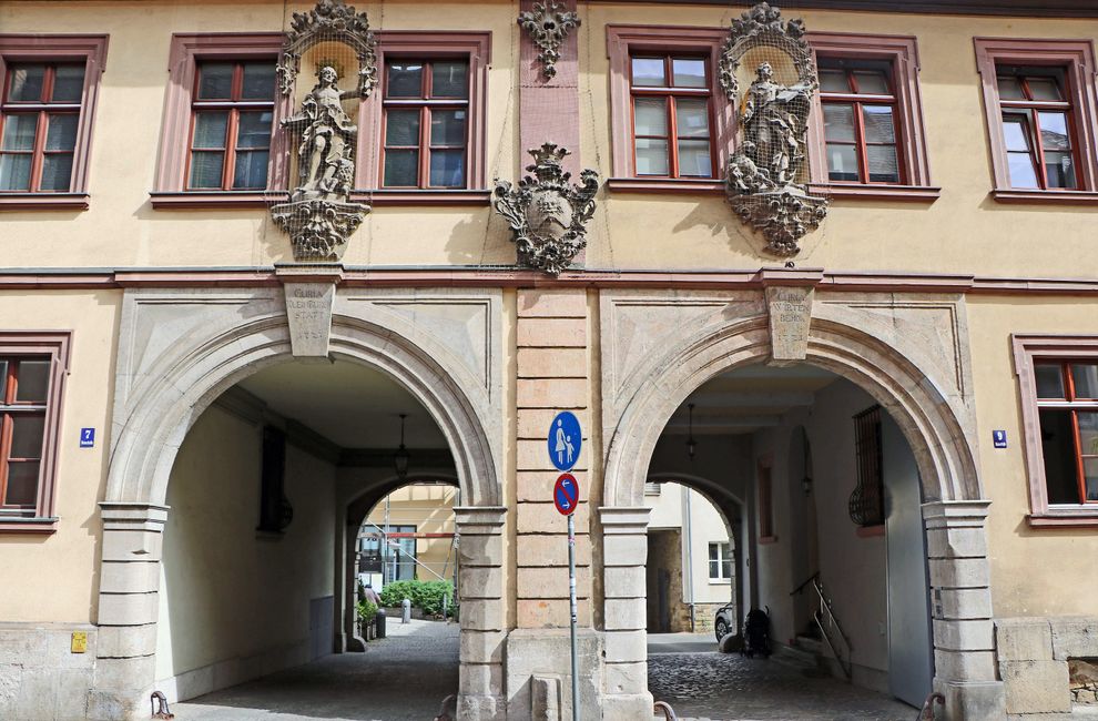 Bemerkenswert wirken Portale in Würzburg ganz allgemein.