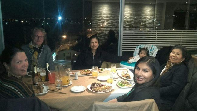 Essen mit alten Freunden: Eloisa (hinten), mit 6 Monate alter Tochter Sofia, rechts Mutter Amezquita, dann Luz, die frisch gebackenene Tante