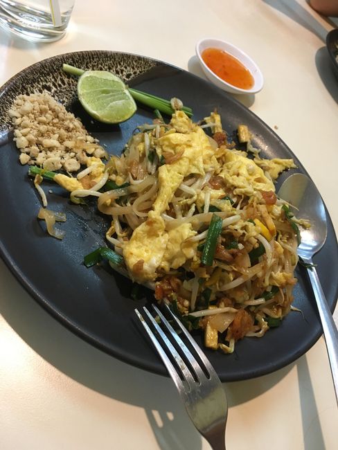 Erstes Essen in einer Straßenküche in Bangkok
