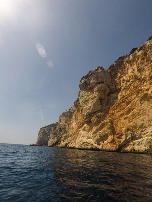 Tag 127 - Den ganzen Tag mit unserem Böötchen auf dem Meer: Wahnsinns Höhle entdeckt!