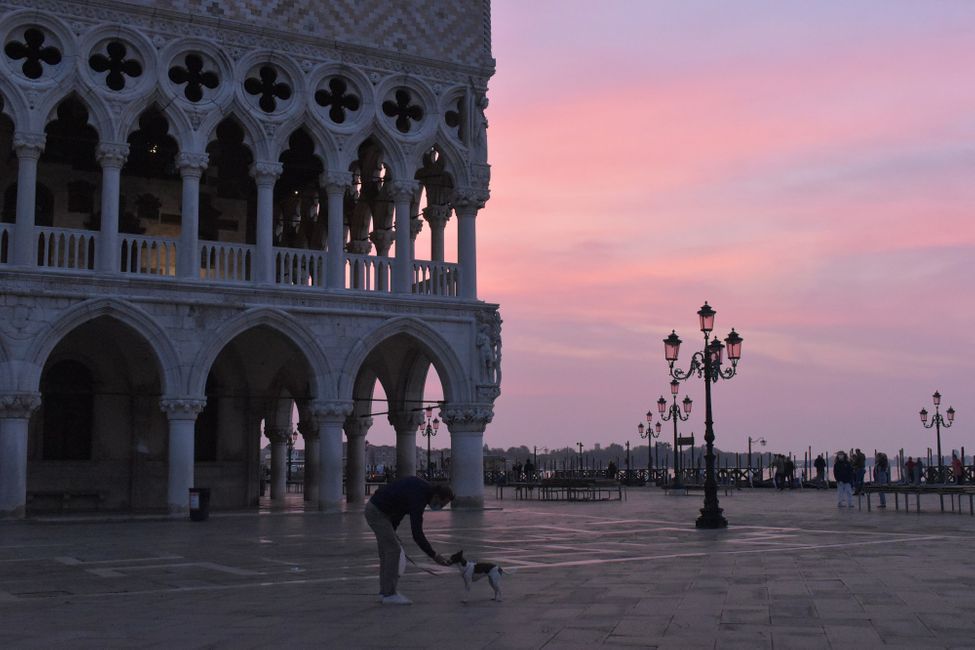 Venedig wie es leibt und lebt bei Sonnenaufgang, leider etwas bewölkt.