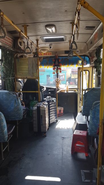 Mit dem öffentlichen Bus ging es dann die 30 km nach Da Nang. 