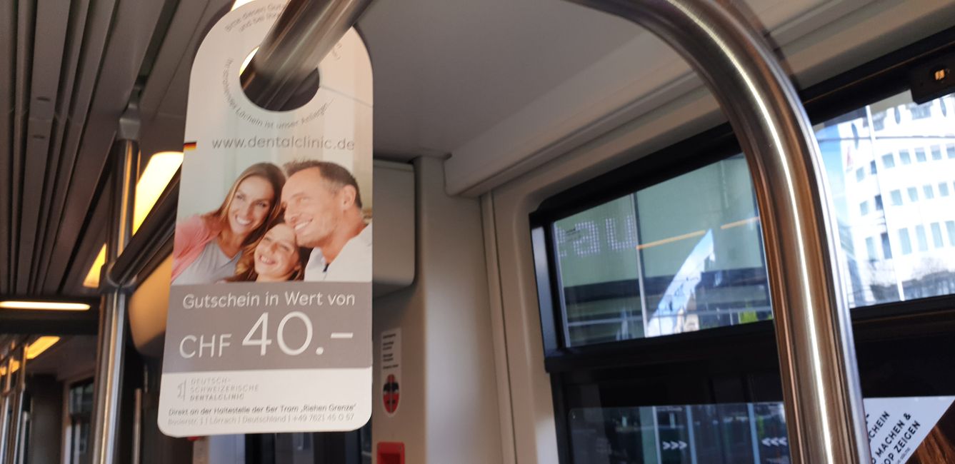 Werbung für deutsche Zahnärzte in der Baseler Straßenbahn 