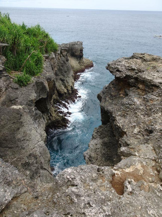 Steilküste von Nusa Ceningan 
