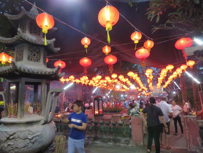 Lights in front of the Jade Emperor Temple