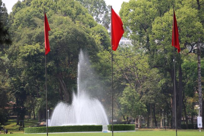 Der Springbrunnen und vietnamesische Flaggen
