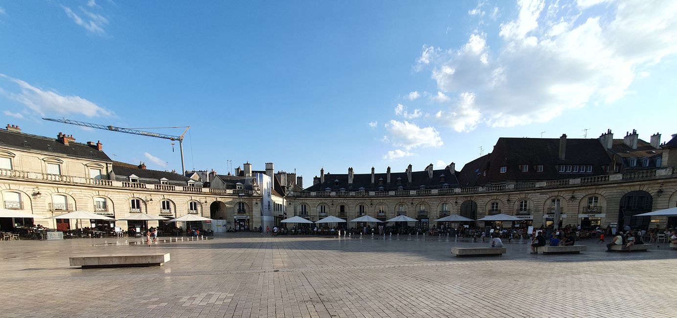 Unphotographable square in front of the Palace of the Dukes