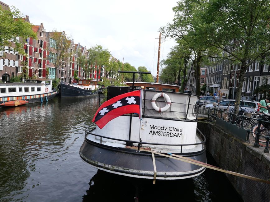 Gracht und Schiff mit Amsterdamer Flagge 