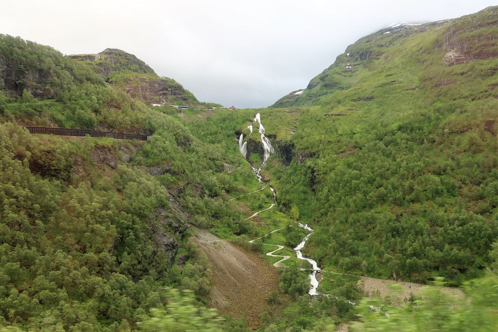 Oben über dem Wasserfall ist das Ziel unseres Zuges, Myrdal zu erkennen.