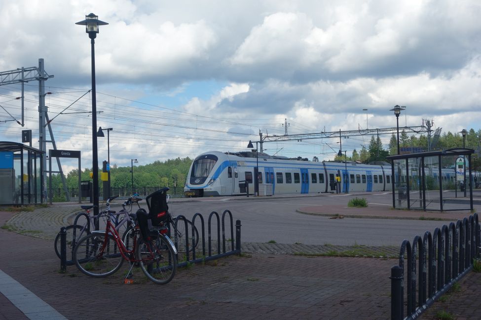 In Gnesta rauschen jede Menge Züge von und nach Stockholm vor bei. Hier der dort endende Regionalzug