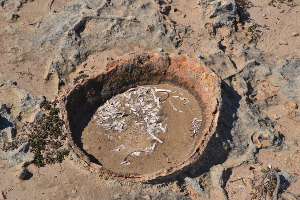 Ein über 2000 Jahre alter Aufbewahrungstopf im Boden.
