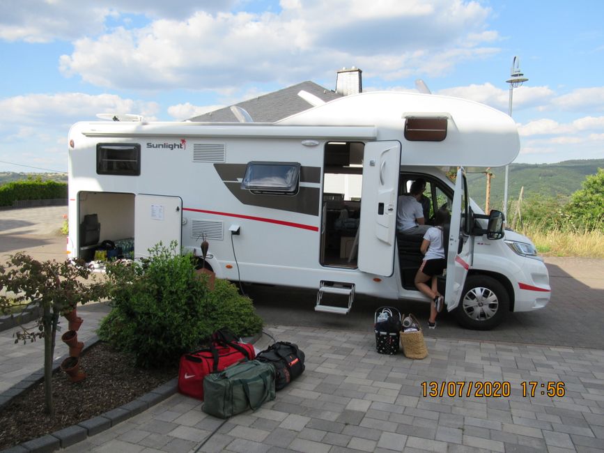 Today afternoon we picked up the motorhome. Then Felix and Jana arrived and we loaded our luggage into the motorhome. Finally, we got ready for the trip. The motorhome is 3.20 meters high and 2.30 meters wide. It is very big.