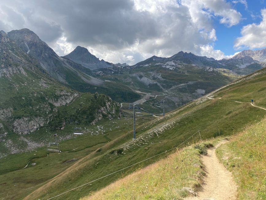 Beim Aufstieg weg von Tignes, im Hintergrund in der Mitte der überquerte Col du Palet.
