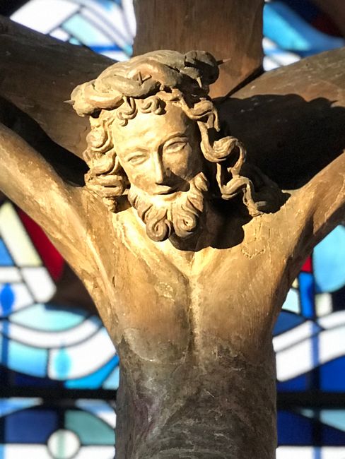 Der lächelnde Christus am Kreuz in St. Quintin 