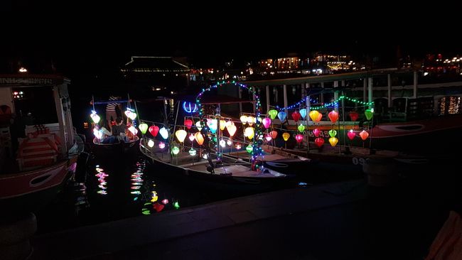 Und hier die Boote nun bei Nacht. 