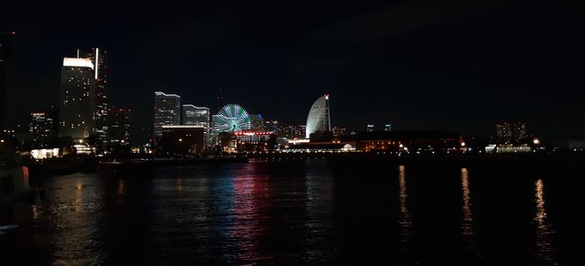 die nächtliche Skyline von Yokohama