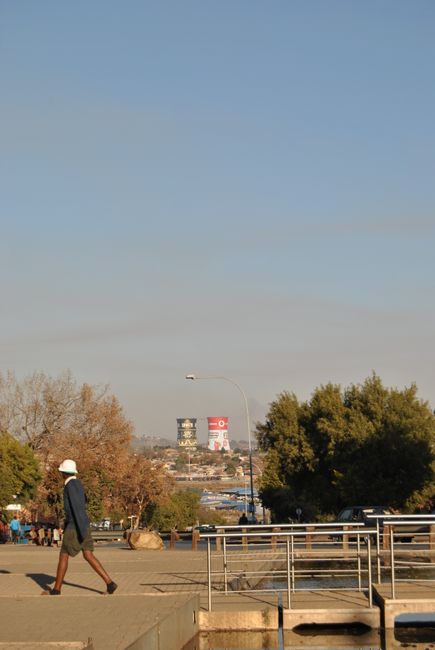 Blick auf die Soweto Towers vom Hector Pierterson Memorial