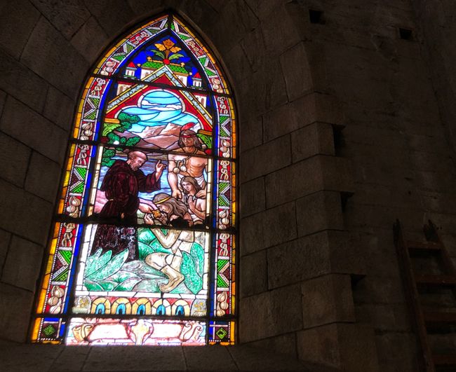 Mission der Ureinwohner als Motiv des Kirchenfensters