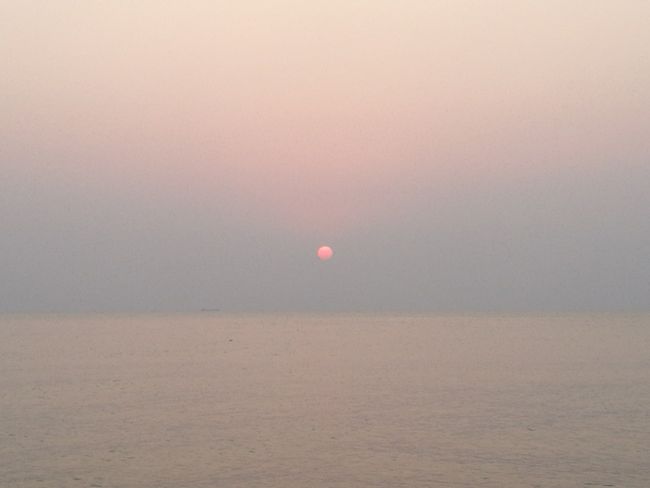 Der Sonnenuntergang über dem Meer.