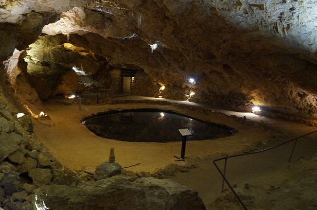 Wasser in der Höhle soll die Luftfeuchtigkeit erhalten