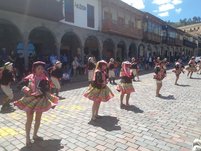 Parade with Peruvian dances at Plaza de Armas