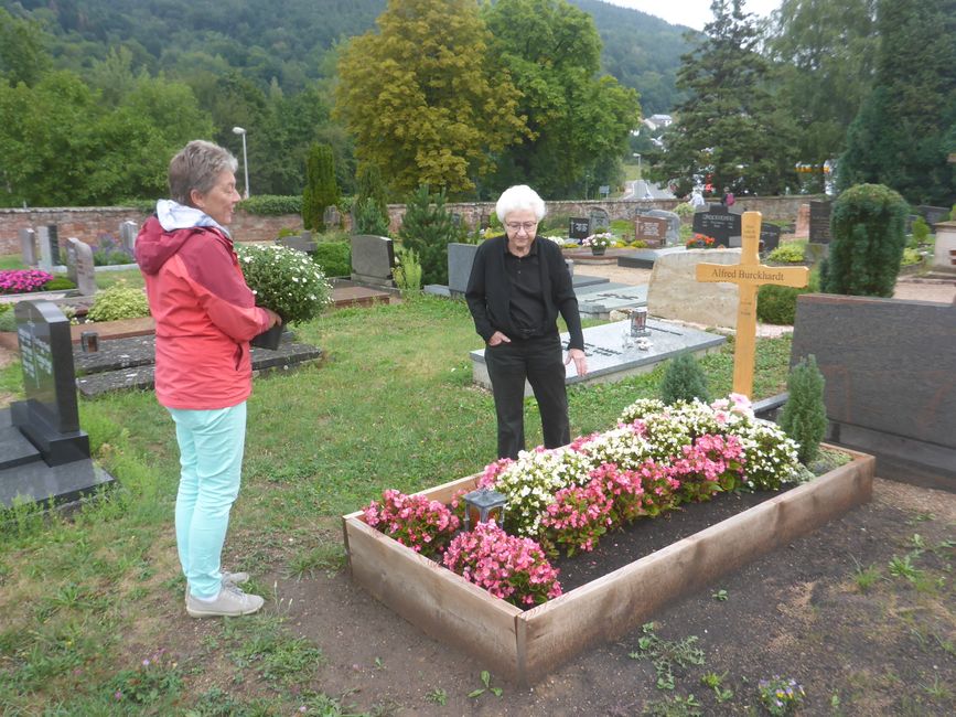 Dengan Rosemary di kuburan