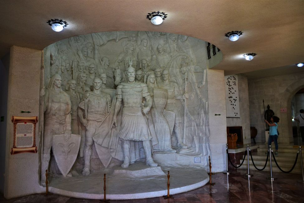 monumentale Statue von Skanderbeg im Museum
