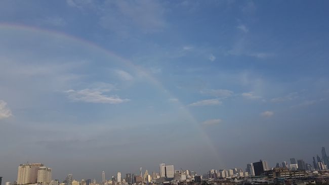 Ein Regenbogen über Bangkok.