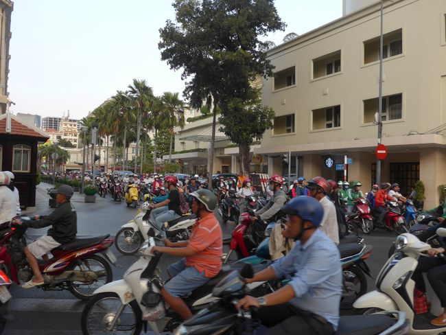 City tour Saigon (Ho Chi Minh City) or what fits on a moped (Vietnam part 8)