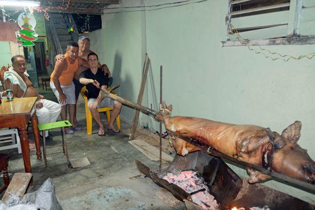 Kurz danach ist das Leiden vorbei – zumindest für das Schwein. Die hungrigen Männer aus Yumis Familie müssen aber noch 6-7 Stunden warten, bis das Spanferkel servierbereit ist.