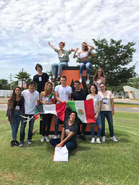Rally group photo in front of the 'Anahuac A', the university logo